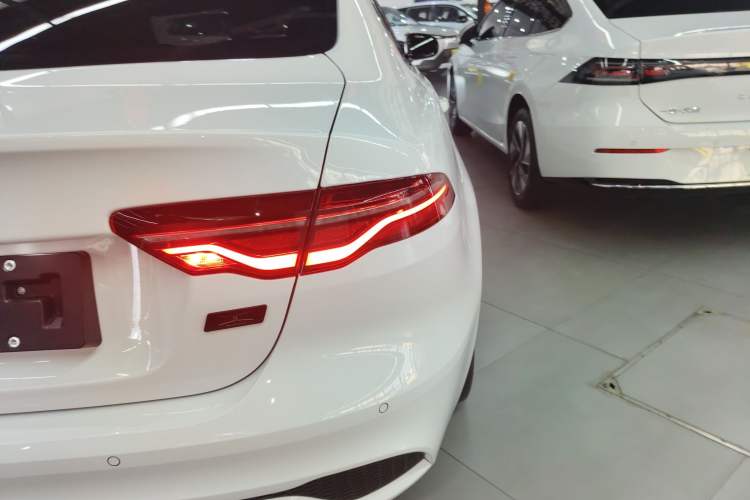 Used Jaguar XEL 2025 2.0T 250 PS R-DYNAMIC 90th Anniversary Edition Right Rear Taillight