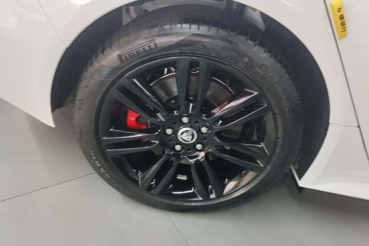 Used Jaguar XEL 2025 2.0T 250 PS R-DYNAMIC 90th Anniversary Edition Right Rear Wheel Hub