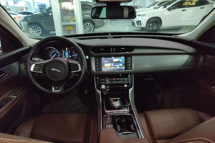 Used Jaguar XF 2016 XF 2.0T Two-Wheel-Drive R-Sport Sport Edition Center Console