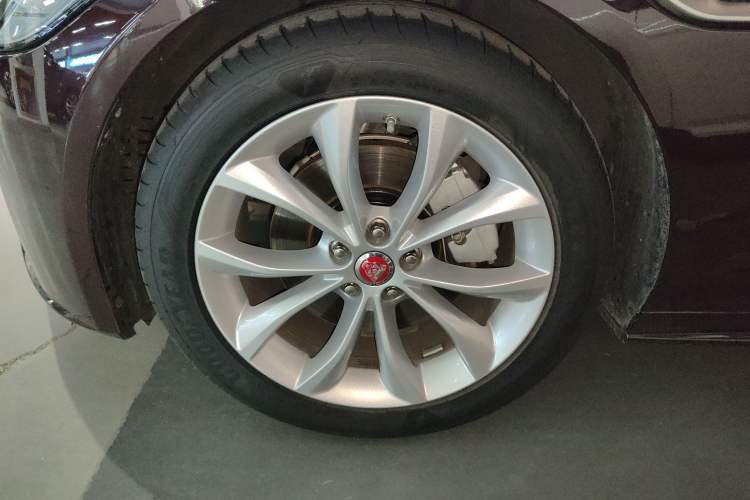 Used Jaguar XF 2016 XF 2.0T Two-Wheel-Drive R-Sport Sport Edition Left Front Wheel Hub