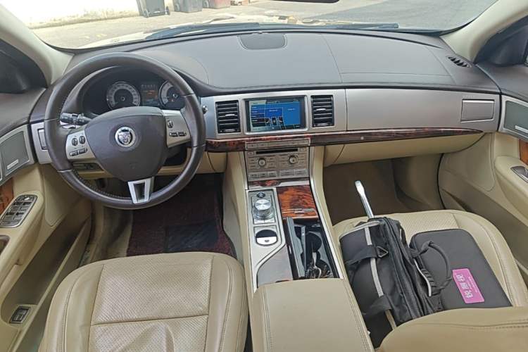 Used Jaguar XF 2008 XF 3.0 V6 Premium Luxury Edition Center Console
