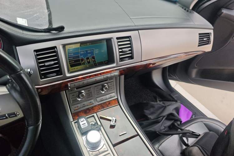 Used Jaguar XF 2009 XF 3.0L V6 Luxury Edition Audio And AC Panel