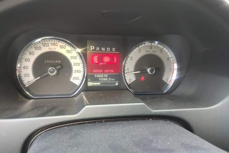 Used Jaguar XF 2009 XF 3.0L V6 Luxury Edition Odometer Close Up