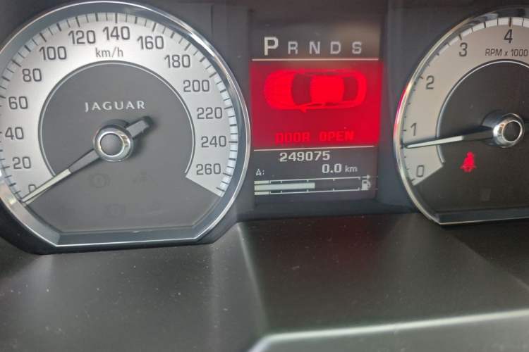 Used Jaguar XF 2009 XF 3.0L V6 Luxury Edition Odometer Close Up