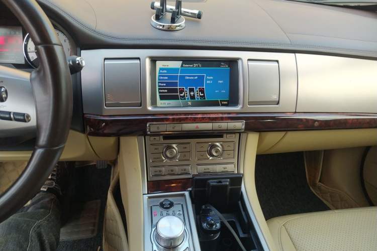 Used Jaguar XF 2009 XF 3.0L V6 Luxury Edition Audio And AC Panel