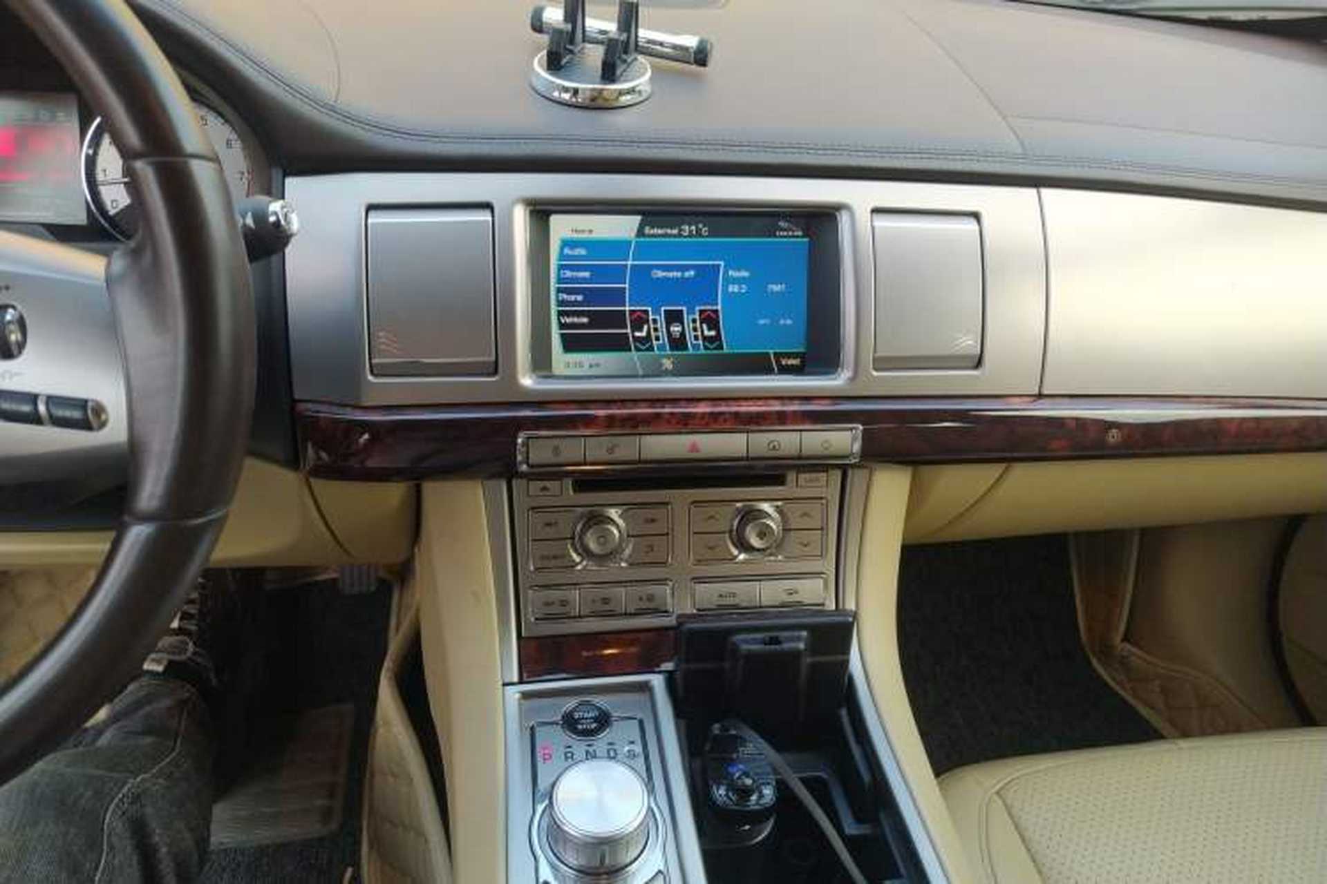 Used Jaguar XF 2009 XF 3.0L V6 Luxury Edition Audio And AC Panel