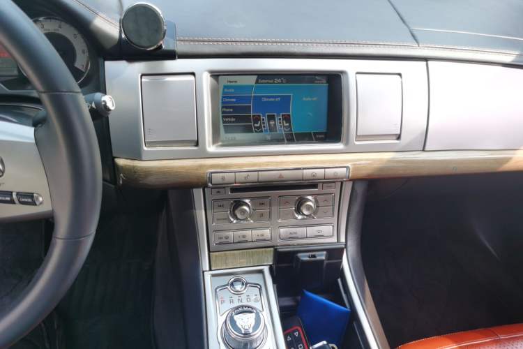 Used Jaguar XF 2009 XF 4.2 SV8 Supercharged Edition Audio And AC Panel