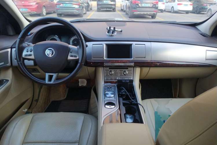 Used Jaguar XF 2009 XF 3.0L V6 Luxury Edition Center Console