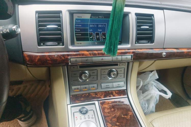Used Jaguar XF 2009 XF 3.0L V6 Luxury Edition Audio And AC Panel