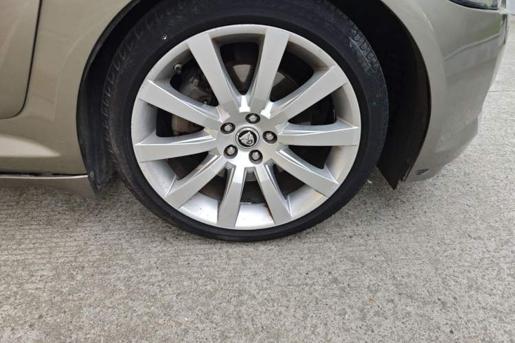 Used Jaguar XF 2009 XF 3.0L V6 Luxury Edition Right Front Wheel Hub