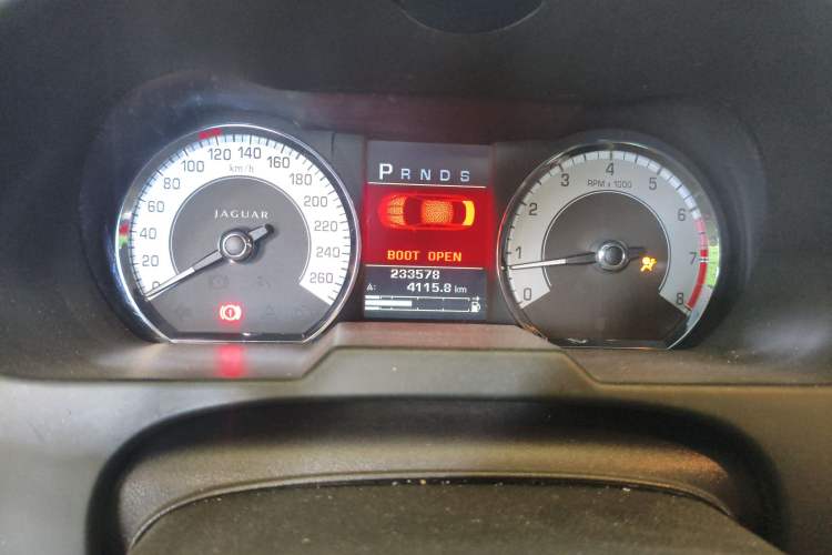 Used Jaguar XF 2009 XF 3.0L V6 Luxury Edition Odometer Close Up