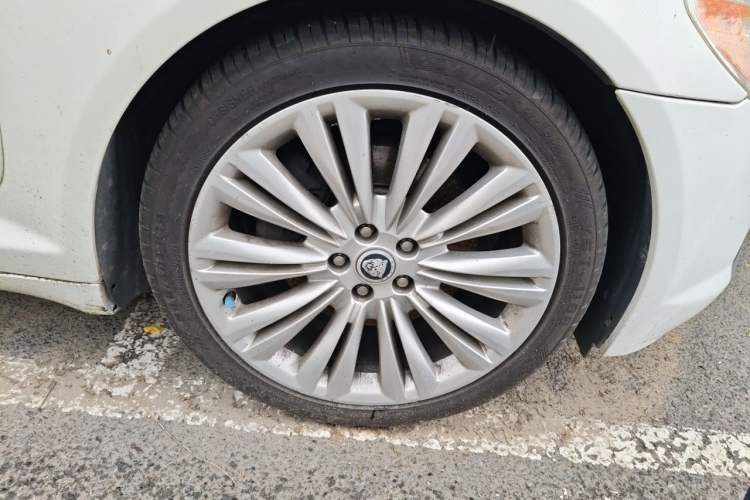 Used Jaguar XF 2011 XF 3.0 V6 75th Anniversary Edition Right Front Wheel Hub