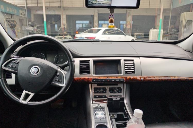 Used Jaguar XF 2012 XF 3.0L V6 Luxury Edition Center Console