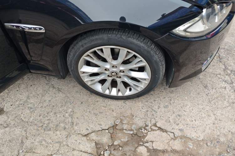 Used Jaguar XF 2012 XF 3.0L V6 Luxury Edition Right Front Wheel Hub