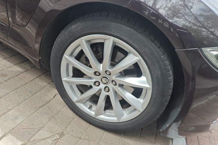 Used Jaguar XF 2012 XF 3.0L V6 London Limited Edition Right Front Wheel Hub