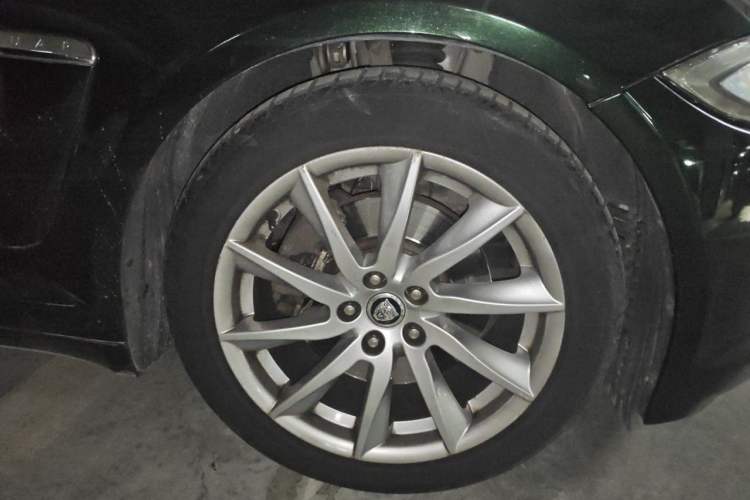 Used Jaguar XF 2012 XF 3.0L V6 London Limited Edition Right Front Wheel Hub