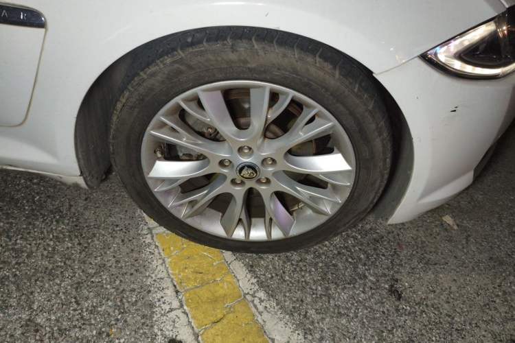 Used Jaguar XF 2012 XF 3.0L V6 Prestige Edition Right Front Wheel Hub