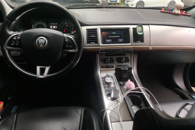 Used Jaguar XF 2013 XF 2.0T Luxury Edition Center Console