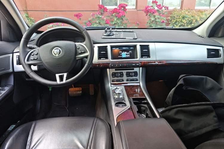 Used Jaguar XF 2013 XF 3.0 SC Luxury Edition Center Console