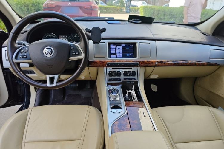 Used Jaguar XF 2013 XF 3.0 SC Luxury Edition Center Console