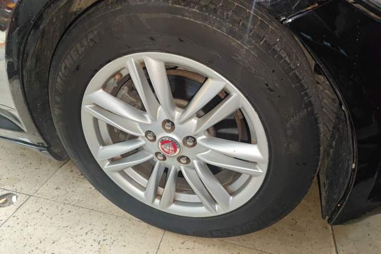 Used Jaguar XF 2013 XF 2.0T Luxury Edition Right Front Wheel Hub