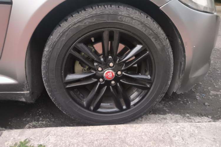 Used Jaguar XF 2013 XF 2.0T Luxury Edition Right Front Wheel Hub