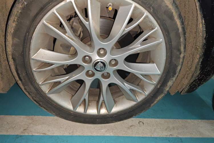 Used Jaguar XF 2013 XF 2.0T Cambridge Limited Edition Right Front Wheel Hub