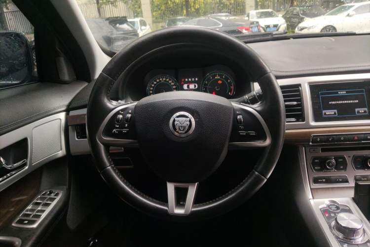 Used Jaguar XF 2013 XF 2.0T Luxury Edition Steering Wheel