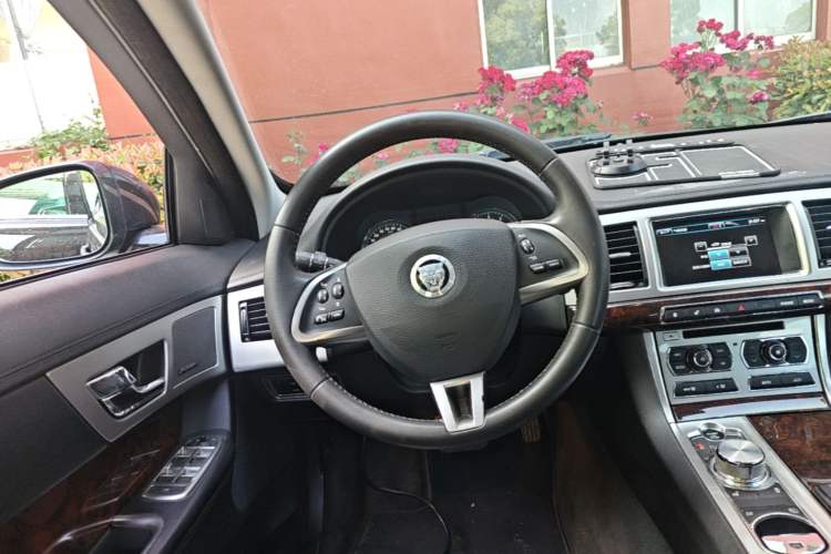 Used Jaguar XF 2013 XF 3.0 SC Luxury Edition Steering Wheel