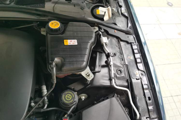 Used Jaguar XF 2013 XF 2.0T Luxury Edition Engine Bay Left