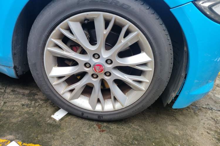 Used Jaguar XF 2013 XF 2.0T Luxury Edition Right Front Wheel Hub