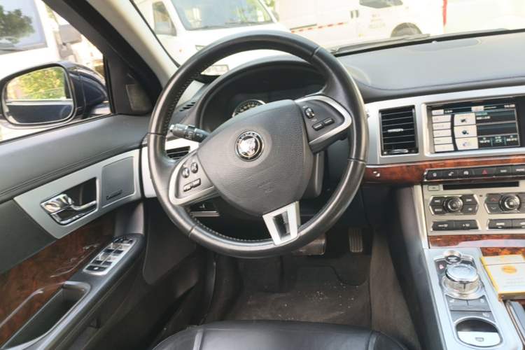 Used Jaguar XF 2013 XF 2.0T Luxury Edition Steering Wheel