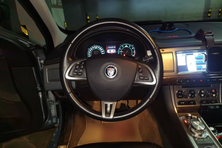 Used Jaguar XF 2013 XF 2.0T Luxury Edition Steering Wheel