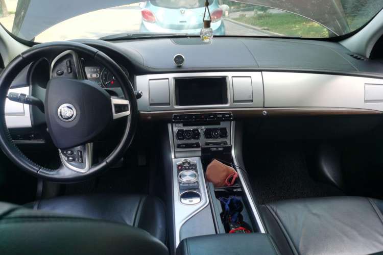 Used Jaguar XF 2013 XF 2.0T Luxury Edition Center Console