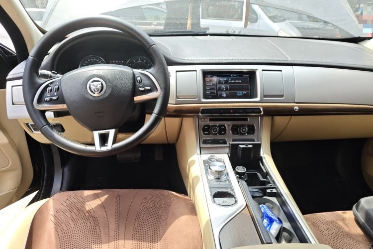 Used Jaguar XF 2013 XF 2.0T Luxury Edition Center Console