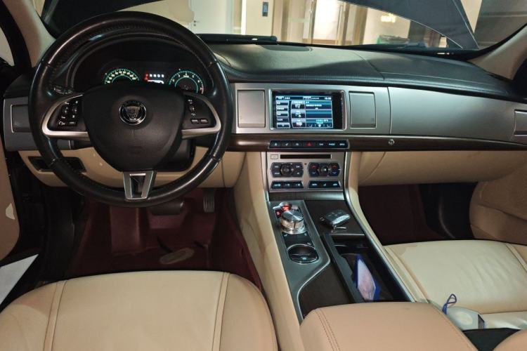 Used Jaguar XF 2013 XF 2.0T Luxury Edition Center Console