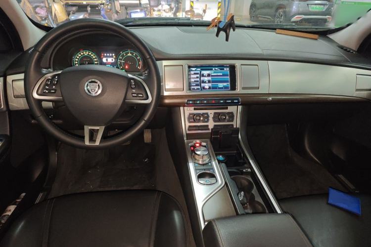 Used Jaguar XF 2013 XF 3.0 SC Prestige Edition Center Console