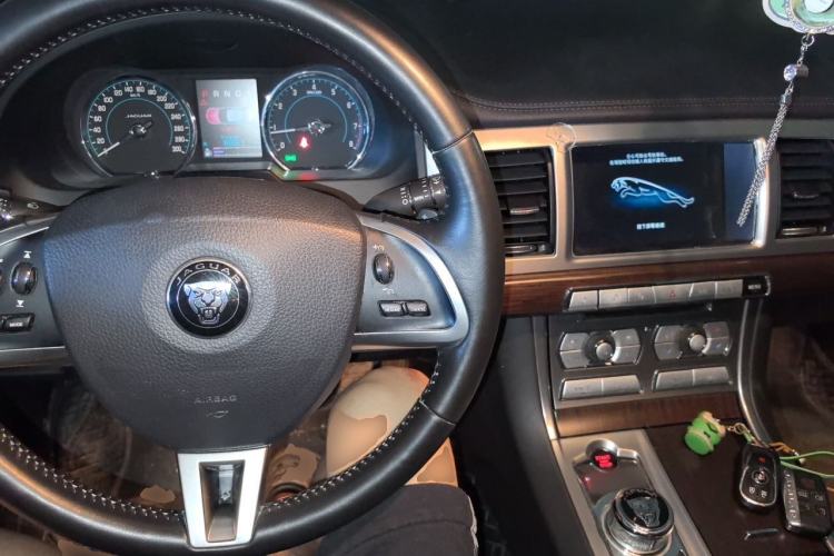 Used Jaguar XF 2013 XF 2.0T Luxury Edition Center Console