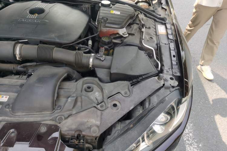 Used Jaguar XF 2013 XF 2.0T Luxury Edition Engine Bay Left