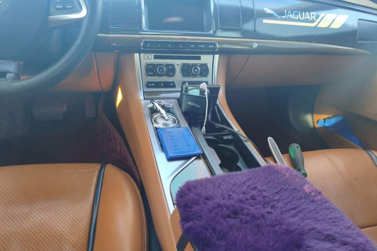 Used Jaguar XF 2013 XF 2.0T Luxury Edition Gear Lever