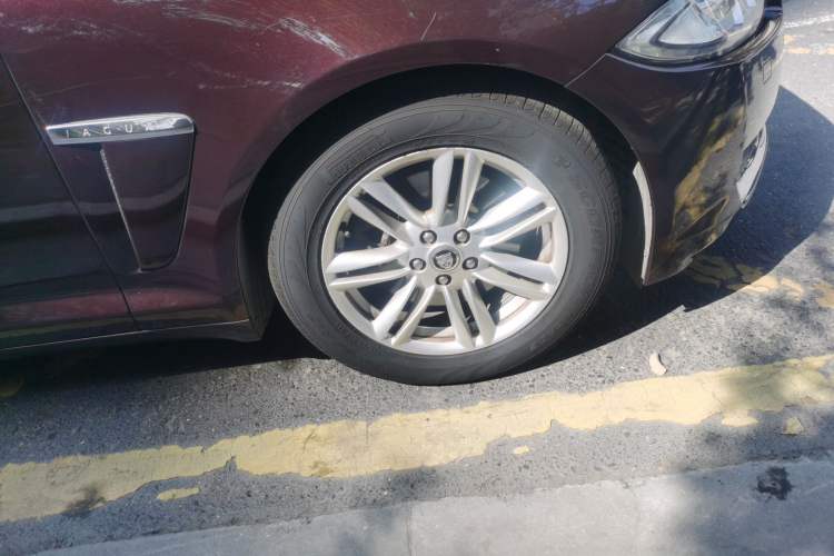 Used Jaguar XF 2013 XF 2.0T Luxury Edition Right Front Wheel Hub