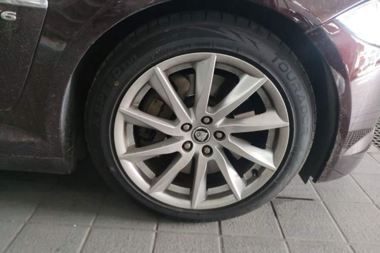Used Jaguar XF 2013 XF 3.0 SC Prestige Edition Right Front Wheel Hub