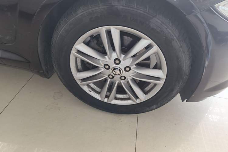 Used Jaguar XF 2013 XF 2.0T Luxury Edition Right Front Wheel Hub