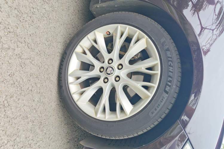 Used Jaguar XF 2013 XF 2.0T Cambridge Limited Edition Right Front Wheel Hub