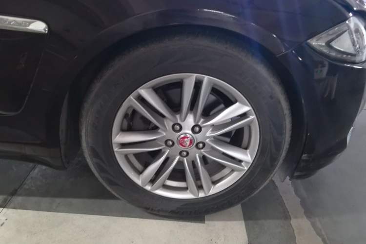 Used Jaguar XF 2013 XF 2.0T Luxury Edition Right Front Wheel Hub