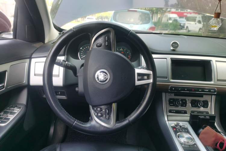 Used Jaguar XF 2013 XF 2.0T Luxury Edition Steering Wheel