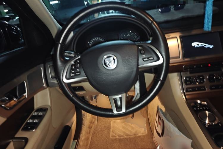 Used Jaguar XF 2013 XF 2.0T Luxury Edition Steering Wheel