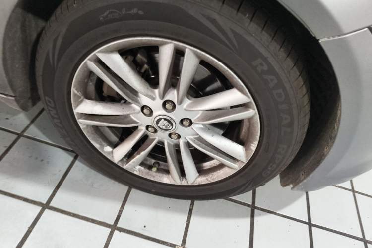 Used Jaguar XF 2013 XF 2.0T Luxury Edition Right Front Wheel Hub