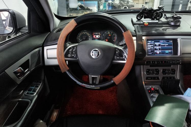 Used Jaguar XF 2013 XF 2.0T Luxury Edition Steering Wheel