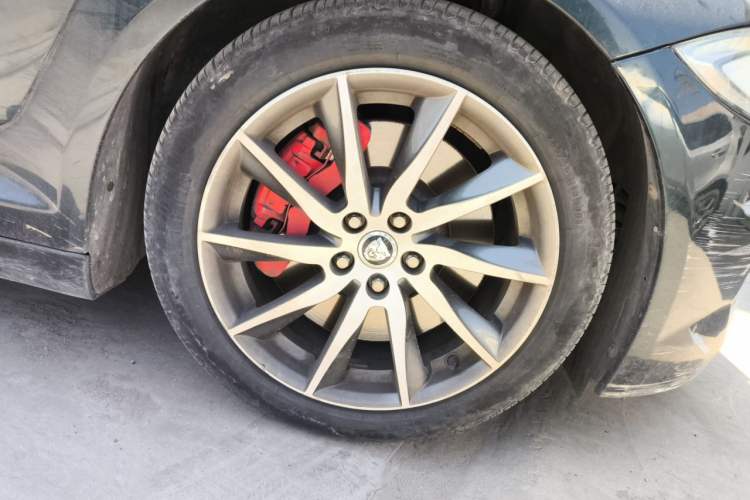 Used Jaguar XF 2013 XF 3.0 SC Prestige Edition Right Front Wheel Hub